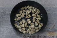 Фото приготовления рецепта: Тушёные куриные сердечки с грибами и сметаной - шаг №8