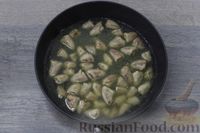 Фото приготовления рецепта: Тушёные куриные сердечки с грибами и сметаной - шаг №4