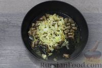 Фото приготовления рецепта: Тушёные куриные сердечки с грибами и сметаной - шаг №9