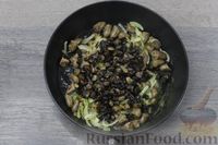 Фото приготовления рецепта: Тушёные куриные сердечки с грибами и сметаной - шаг №10