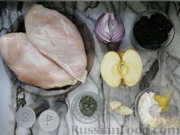 Фото приготовления рецепта: Куриное филе с луком, яблоками и сухофруктами (в духовке) - шаг №1