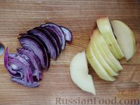 Фото приготовления рецепта: Куриное филе с луком, яблоками и сухофруктами (в духовке) - шаг №3