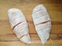 Фото приготовления рецепта: Куриное филе с луком, яблоками и сухофруктами (в духовке) - шаг №4