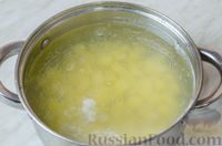 Фото приготовления рецепта: Сырный суп с куриным филе и консервированной кукурузой - шаг №5