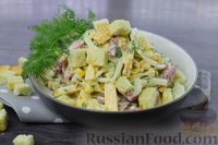 Фото к рецепту: Салат с колбасой, кукурузой, сыром, яичными блинчиками и сухариками