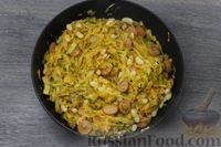 Фото приготовления рецепта: Тушёная молодая капуста с сосисками и фасолью - шаг №8
