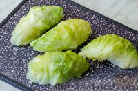 Фото приготовления рецепта: Отварная молодая капуста, жаренная в кляре (на сковороде) - шаг №4