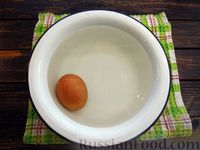 Фото приготовления рецепта: Томатный суп с лапшой быстрого приготовления, жареным луком и яйцами - шаг №6
