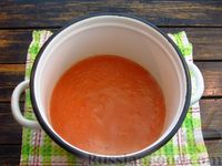 Фото приготовления рецепта: Томатный суп с лапшой быстрого приготовления, жареным луком и яйцами - шаг №5