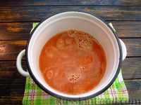 Фото приготовления рецепта: Томатный суп с лапшой быстрого приготовления, жареным луком и яйцами - шаг №10