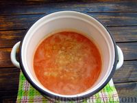 Фото приготовления рецепта: Томатный суп с лапшой быстрого приготовления, жареным луком и яйцами - шаг №11