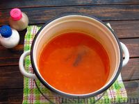 Фото приготовления рецепта: Томатный суп с лапшой быстрого приготовления, жареным луком и яйцами - шаг №12