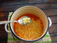 Фото приготовления рецепта: Томатный суп с лапшой быстрого приготовления, жареным луком и яйцами - шаг №14