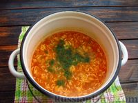 Фото приготовления рецепта: Томатный суп с лапшой быстрого приготовления, жареным луком и яйцами - шаг №16