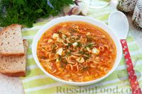 Фото к рецепту: Томатный суп с лапшой быстрого приготовления, жареным луком и яйцами