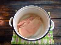 Фото приготовления рецепта: Куриный суп с лапшой быстрого приготовления и овощами - шаг №2