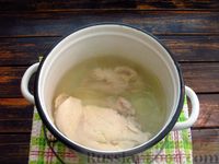 Фото приготовления рецепта: Куриный суп с лапшой быстрого приготовления и овощами - шаг №3