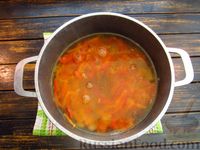 Фото приготовления рецепта: Куриный суп с лапшой быстрого приготовления и овощами - шаг №7