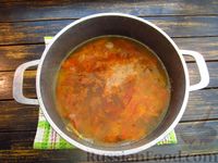 Фото приготовления рецепта: Куриный суп с лапшой быстрого приготовления и овощами - шаг №8