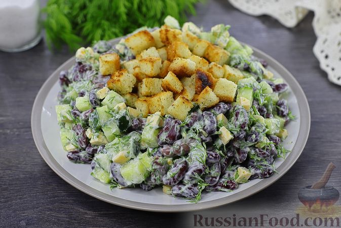 Пикантный салат Аполлон с чесноком, фасолью, сухариками и сыром - пошаговый рецепт с фото