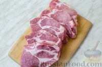 Фото приготовления рецепта: Отбивные из свинины, запечённые с крабовыми палочками, грибами и сыром - шаг №5