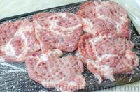 Фото приготовления рецепта: Отбивные из свинины, запечённые с крабовыми палочками, грибами и сыром - шаг №6