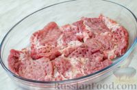 Фото приготовления рецепта: Отбивные из свинины, запечённые с крабовыми палочками, грибами и сыром - шаг №11