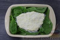 Фото приготовления рецепта: Белая рыба, запечённая со шпинатом под йогуртово-сырным соусом - шаг №6