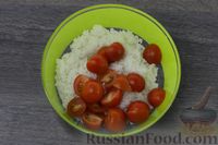 Фото приготовления рецепта: Салат с тунцом, рисом и помидорами черри - шаг №4