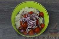 Фото приготовления рецепта: Салат с тунцом, рисом и помидорами черри - шаг №5