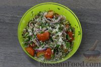 Фото приготовления рецепта: Салат с тунцом, рисом и помидорами черри - шаг №10