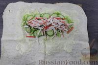 Фото приготовления рецепта: Лаваш с капустой, крабовыми палочками и огурцом - шаг №6