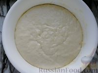 Фото приготовления рецепта: Дрожжевой пирог с мясом и сыром - шаг №13