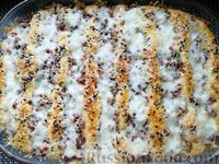 Фото приготовления рецепта: Дрожжевой пирог с мясом и сыром - шаг №22