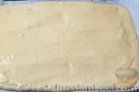 Фото приготовления рецепта: Кофейный бисквитный рулет со сметанно-карамельным кремом и черносливом - шаг №11