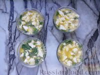 Фото приготовления рецепта: Яичные маффины со шпинатом и фетой (в духовке) - шаг №7