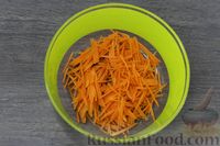 Фото приготовления рецепта: Салат из редиски и моркови, по-корейски - шаг №2