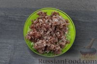 Фото приготовления рецепта: Мясные котлеты с молодой капустой, запечённые под сыром и сметаной - шаг №4