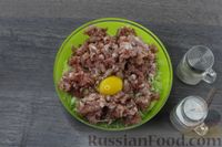 Фото приготовления рецепта: Мясные котлеты с молодой капустой, запечённые под сыром и сметаной - шаг №5