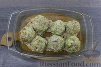 Фото приготовления рецепта: Мясные котлеты с молодой капустой, запечённые под сыром и сметаной - шаг №11