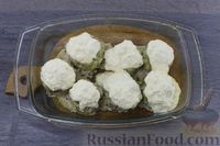 Фото приготовления рецепта: Мясные котлеты с молодой капустой, запечённые под сыром и сметаной - шаг №12