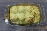 Фото приготовления рецепта: Мясные котлеты с молодой капустой, запечённые под сыром и сметаной - шаг №13