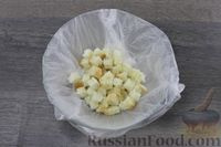 Фото приготовления рецепта: Салат из фасоли с огурцами, сыром и сухариками - шаг №2