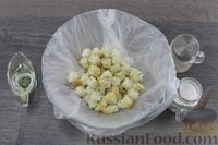 Фото приготовления рецепта: Салат из фасоли с огурцами, сыром и сухариками - шаг №3