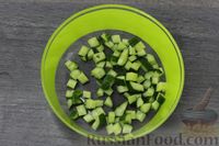 Фото приготовления рецепта: Салат из фасоли с огурцами, сыром и сухариками - шаг №5