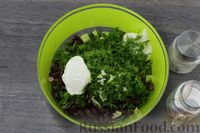 Фото приготовления рецепта: Салат из фасоли с огурцами, сыром и сухариками - шаг №9