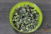 Фото приготовления рецепта: Салат из фасоли с огурцами, сыром и сухариками - шаг №10
