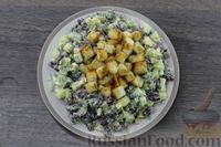 Фото приготовления рецепта: Салат из фасоли с огурцами, сыром и сухариками - шаг №11