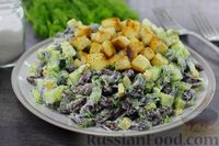 Фото приготовления рецепта: Салат из фасоли с огурцами, сыром и сухариками - шаг №13