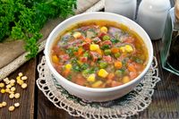 Фото к рецепту: Гороховый суп с колбасой и овощами